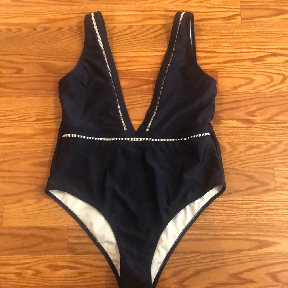 Cupshe Tranquil Cove V-neck One-piece Swimsuit